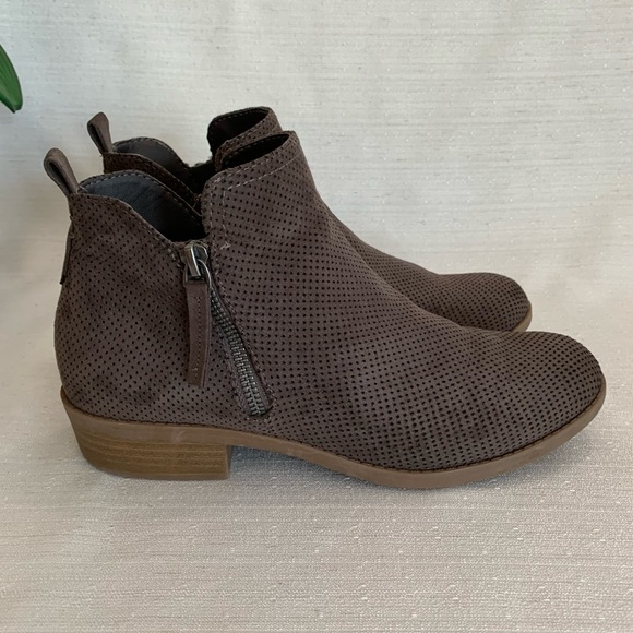 Universal Thread Dylan Gray MicroSuede Ankle Boots Woman’s 8 - Picture 3 of 8